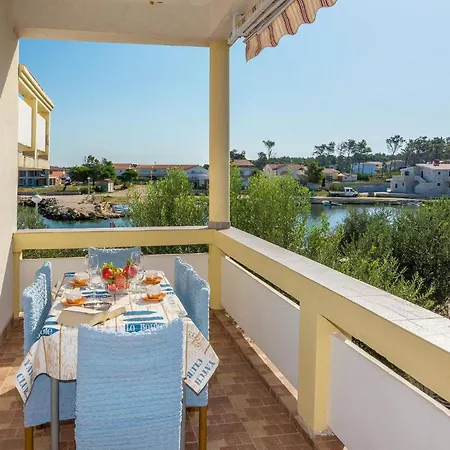 Apartment Gorgeous In With House Sea View